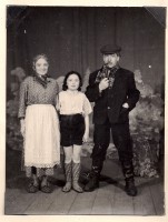 /album/fotogalerie/a26-3-1955-budulinek-ucinkujici-vera-viznerova-milada-viznerova-hana-zahajska-jarca-pytlikova-helena-plockova-jpg/